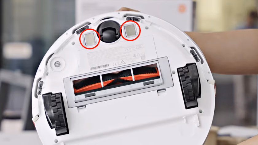tiếp điểm sạc robot hút bụi Xiaomi cần vệ sinh định kỳ