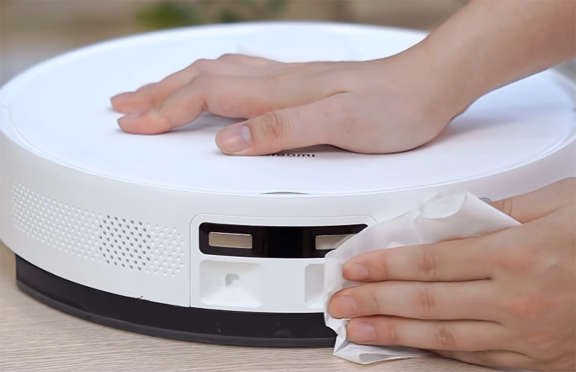 Lau cảm biến hồng ngoại trên thân robot hút bụi