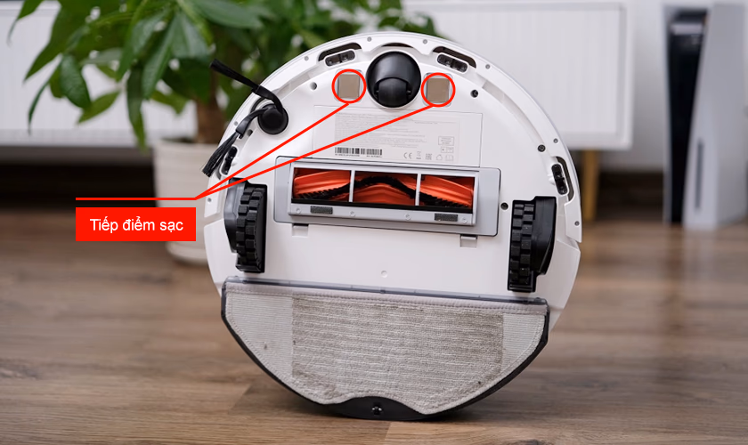 Vệ sinh tiếp điểm sạc robot hút bụi bằng tăm bông cồn