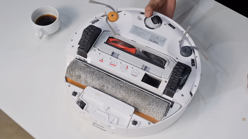 Cấu tạo bên dưới robot hút bụi với chổi lăn và bánh xe