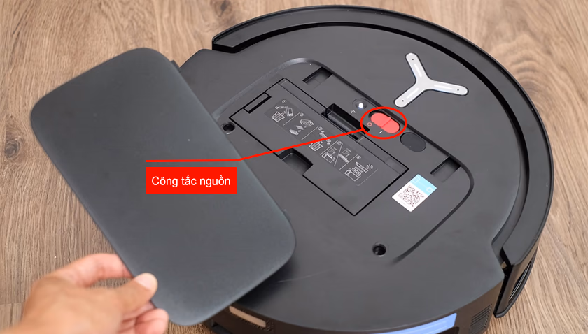 Công tắc nguồn mặt dưới robot hút bụi