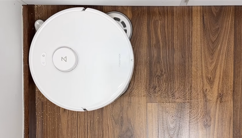 Góc tường nơi robot hút bụi khó làm sạch triệt để